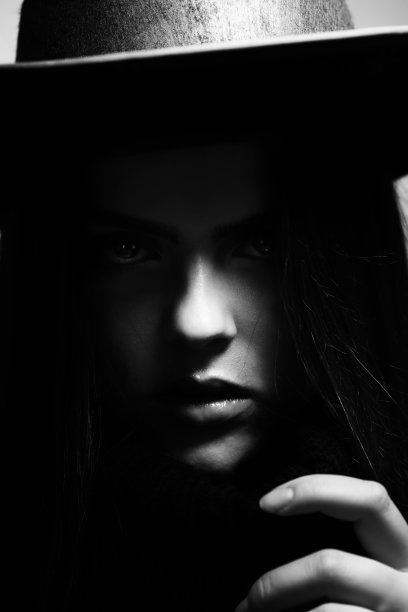 肖像的女人与黑色的帽子和部分脸覆盖阴影图片下载