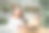 留着长发的年轻女学生自由职业者，在街头咖啡馆用笔记本电脑工作图片下载