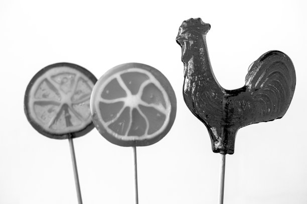 鸡糖和各种颜色的橙糖，特写。孤立在白色背景。图片下载