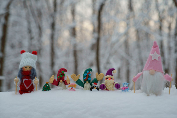 冬天森林里的圣诞玩具。圣诞老人，天使，侏儒，企鹅，雪人。图片下载