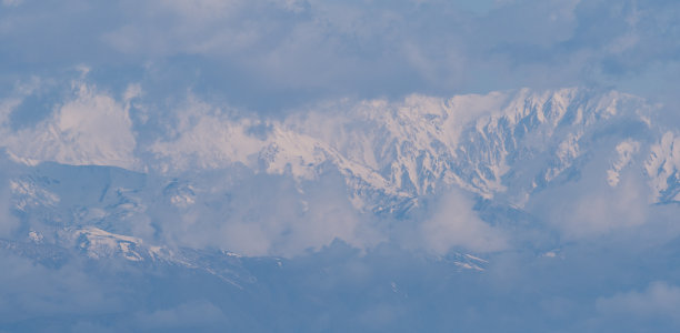 白雪覆盖的山脉图片下载