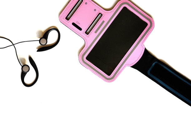 耳机和手机臂带隔离在白色背景图片下载