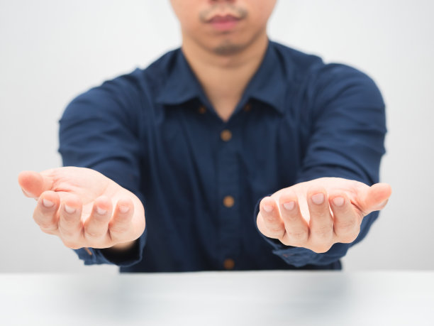 坐在书桌前的男人举起了手图片下载