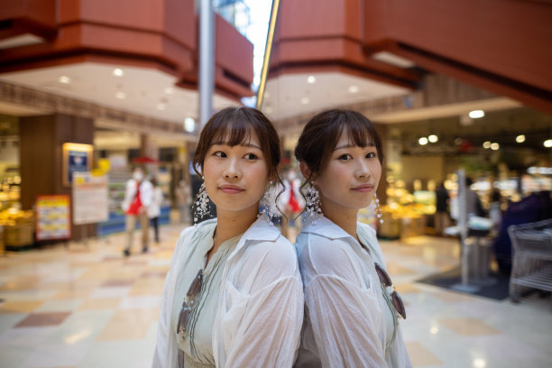 商场里倚着镜子的女人图片下载
