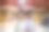商场里倚着镜子的女人图片下载