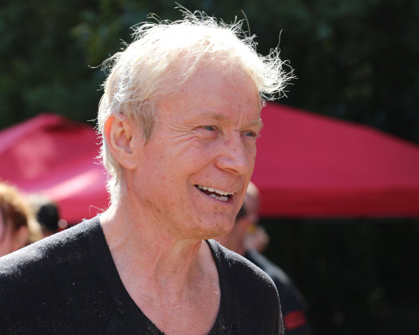 人们在行动图片下载