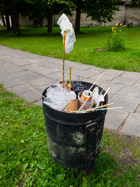 假期过后，各种垃圾被扔进了公园的垃圾桶。图片下载