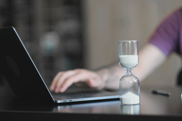 沙漏在桌子上图片下载