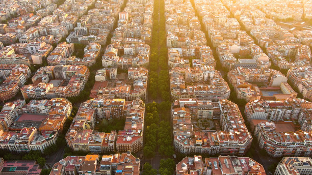 巴塞罗那典型城市建筑的鸟瞰图。举例住宅著名城市网格。(西班牙加泰罗尼亚)图片下载