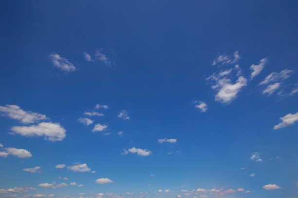 白云映衬着三月蔚蓝的天空，阳光明媚图片下载