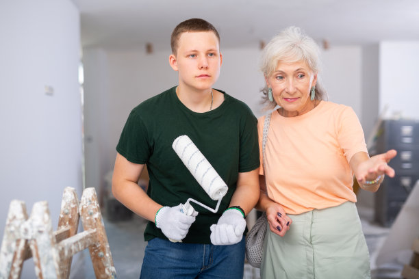 工地上与油漆工交谈的妇女图片下载