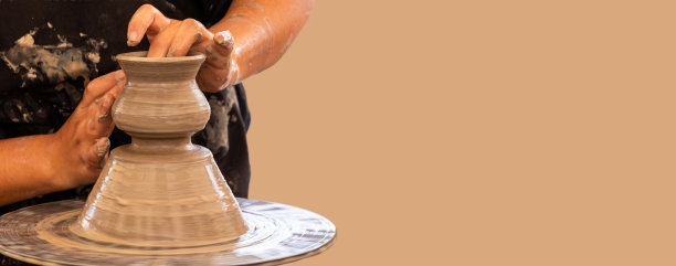 在陶轮上工作的工人的手图片下载