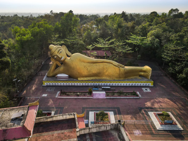100英尺高的乔达摩佛像鸟瞰图图片下载