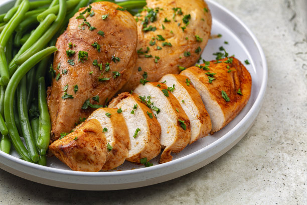 特写烤箱烤制的无骨鸡胸肉，由辣椒、欧芹、青豆制成。图片下载