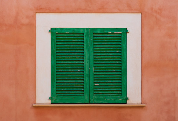 西班牙，马洛卡帕尔马，传统房屋窗户上的木制百叶窗。图片下载