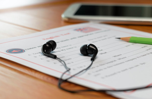 英语听力测验在木桌上图片下载