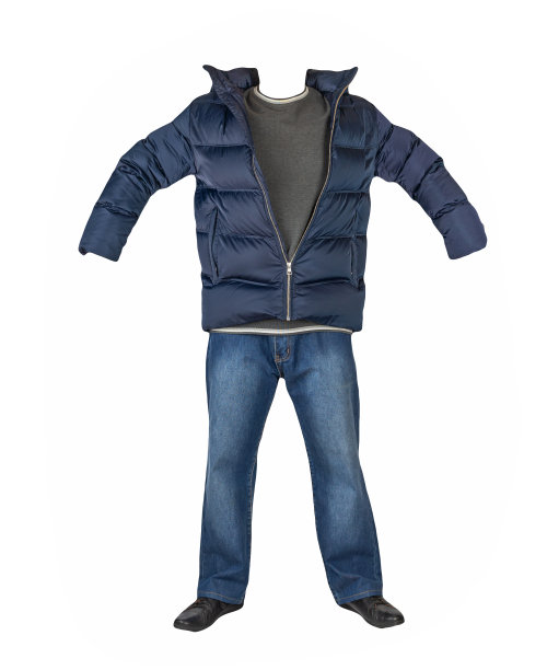 深蓝色牛仔裤，毛衣，带兜帽的夹克和白色背景的黑色皮鞋。随意的风格图片下载