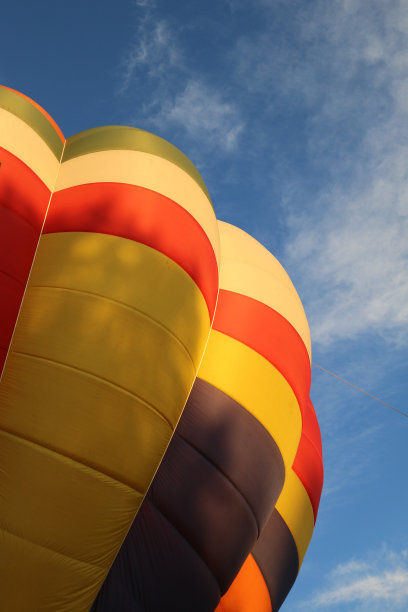 抬头看着五颜六色的热气球图片下载