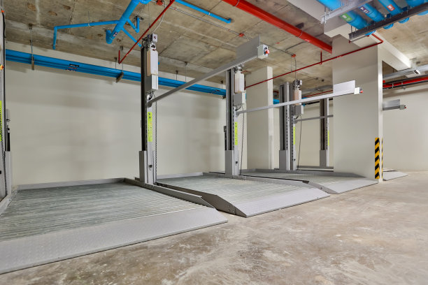 自动电梯双叠停车场的空地。液压升降机。空车库。液压升降机，用于室内停车。图片下载