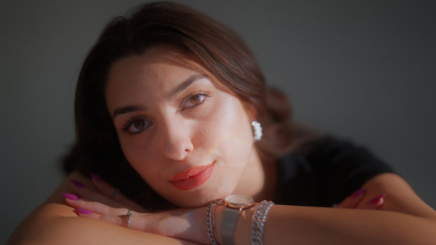 阳光照耀下的时尚年轻女子肖像图片下载