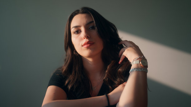 阳光照耀下的时尚年轻女子肖像图片下载