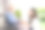 照顾女儿帮助坐在轮椅上、戴着口罩的亚洲老人安全感染新冠病毒。图片下载