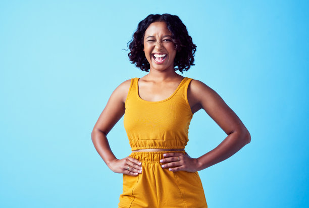 快乐，疯狂和有趣的黑人女性或人美丽的牙齿和微笑在快乐和幸福复制空间。自信和酷的年轻女性或女孩兴奋，微笑和笑的笑话或喜剧图片下载