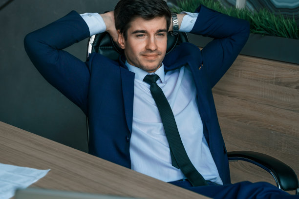 西装革履的商人，手里拿着手机。男人输入信息，使用社交网络。检查消息。商务会议。现代办公室。总经理、首席执行官。打电话来的合作伙伴。计划工作时间图片下载