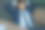 西装革履的商人，手里拿着手机。男人输入信息，使用社交网络。检查消息。商务会议。现代办公室。总经理、首席执行官。打电话来的合作伙伴。计划工作时间图片下载