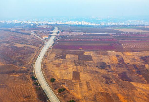 公路穿过田野的鸟瞰图图片下载