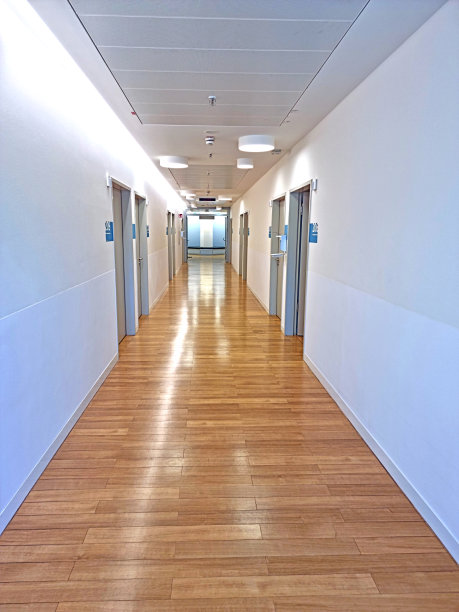 现代医院里空荡荡的走廊图片下载