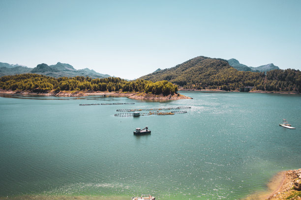 布尔杜尔的Karacaoren渔场，有漂浮的笼子图片下载