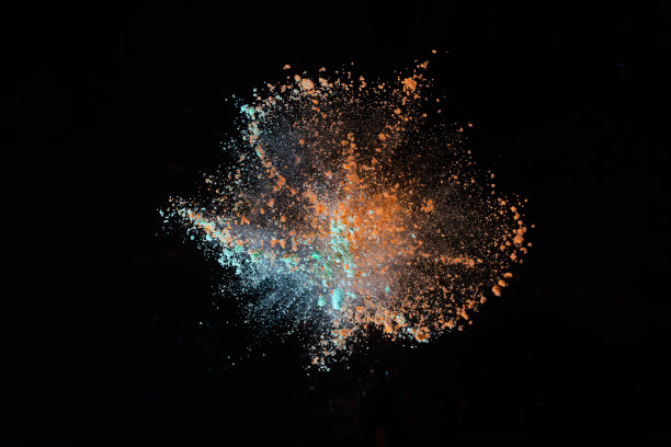 高速拍摄的彩色粉末在黑色背景上爆炸图片下载