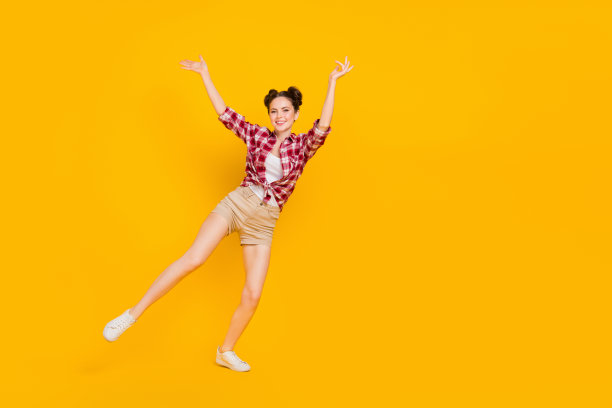 全身照片积极可爱的女士享受嘻哈青年迪斯科手孤立闪亮的颜色背景图片下载