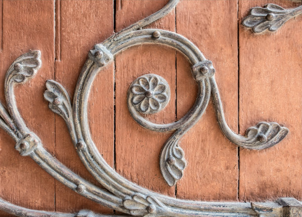 法国阿尔勒圣特罗菲姆大教堂的门装饰图片下载