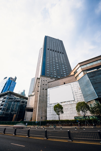 阳光明媚的成都现代城市建筑图片下载