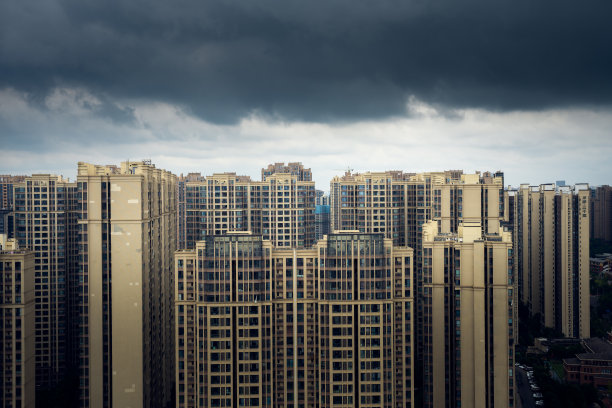 多云的现代城市图片下载