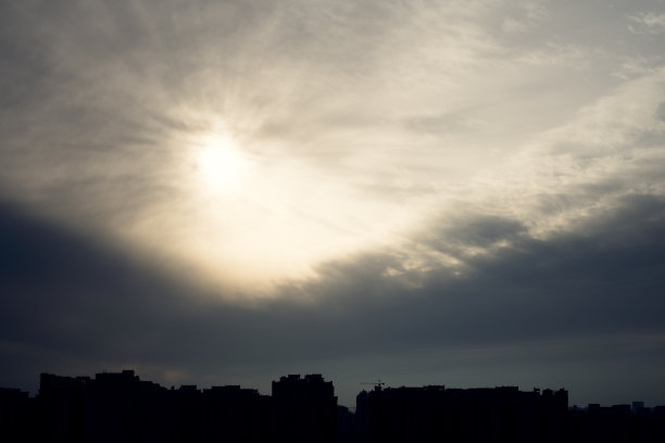 多云的现代城市图片下载