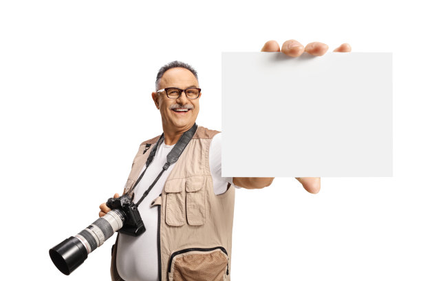 年长的男摄影师拿着一张空白卡片图片下载