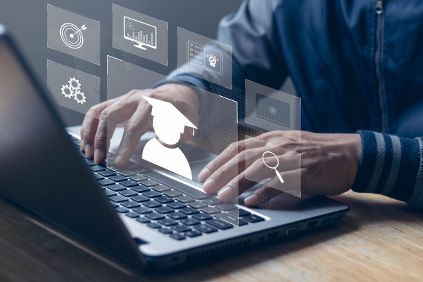 个人发展与在线教育理念。远程教育，电子学习，在线学习与网络研讨会，视频教程，互联网课程，在互联网上学习。图片下载