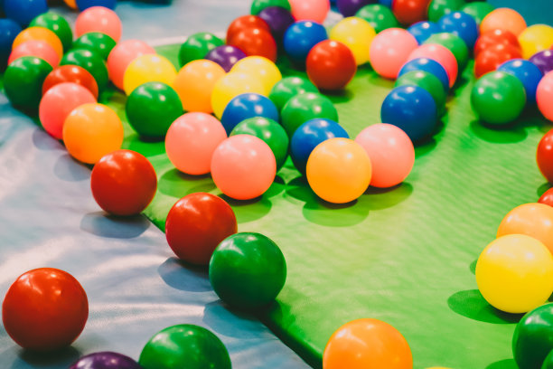 塑料彩球水池操场图片下载