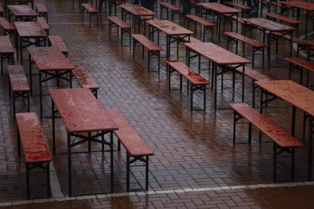 棕色的街道长椅排成一排图片下载