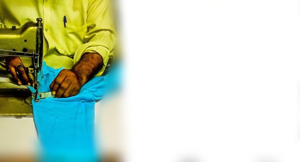 男人用缝纫机工作图片下载