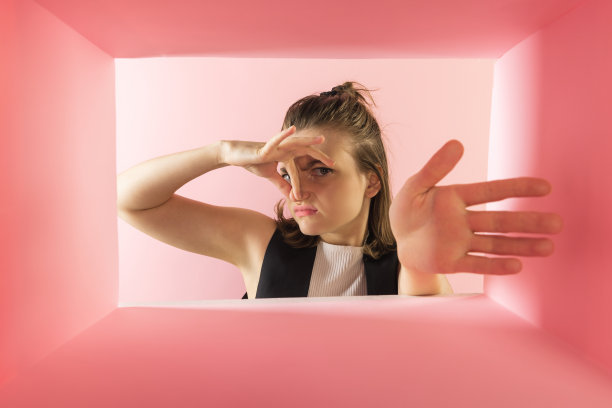 年轻女子望着纸箱里面，闭着鼻子。里面不好闻图片下载