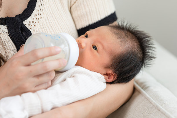 母亲用奶瓶喂新生儿图片下载