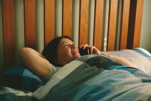 女人躺在床上打电话图片下载