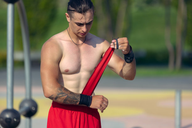运动员的生活方式肖像，肌肉发达的赤膊男子在夏天的早晨在公园的运动场上锻炼，户外。行动,技能,挑战图片下载