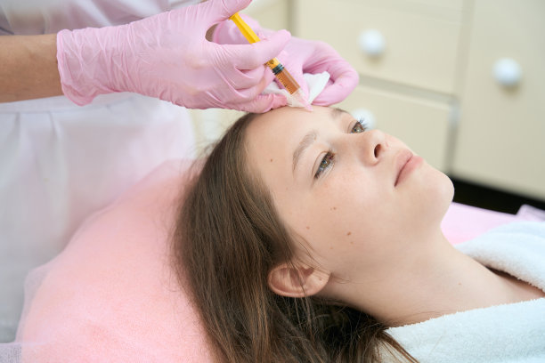 女孩在头发生长注射时的资料照片图片下载