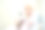美容师检查女孩的头，透过放大镜灯看图片下载