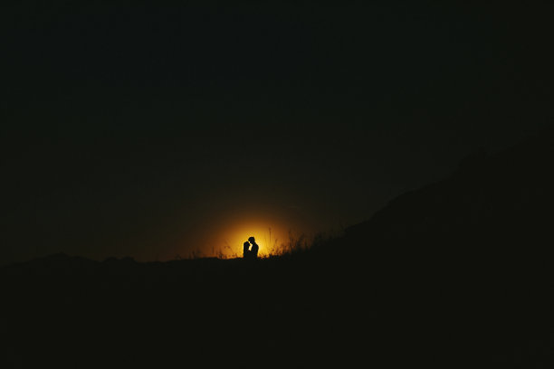 新娘和新郎在他们的婚礼上图片下载